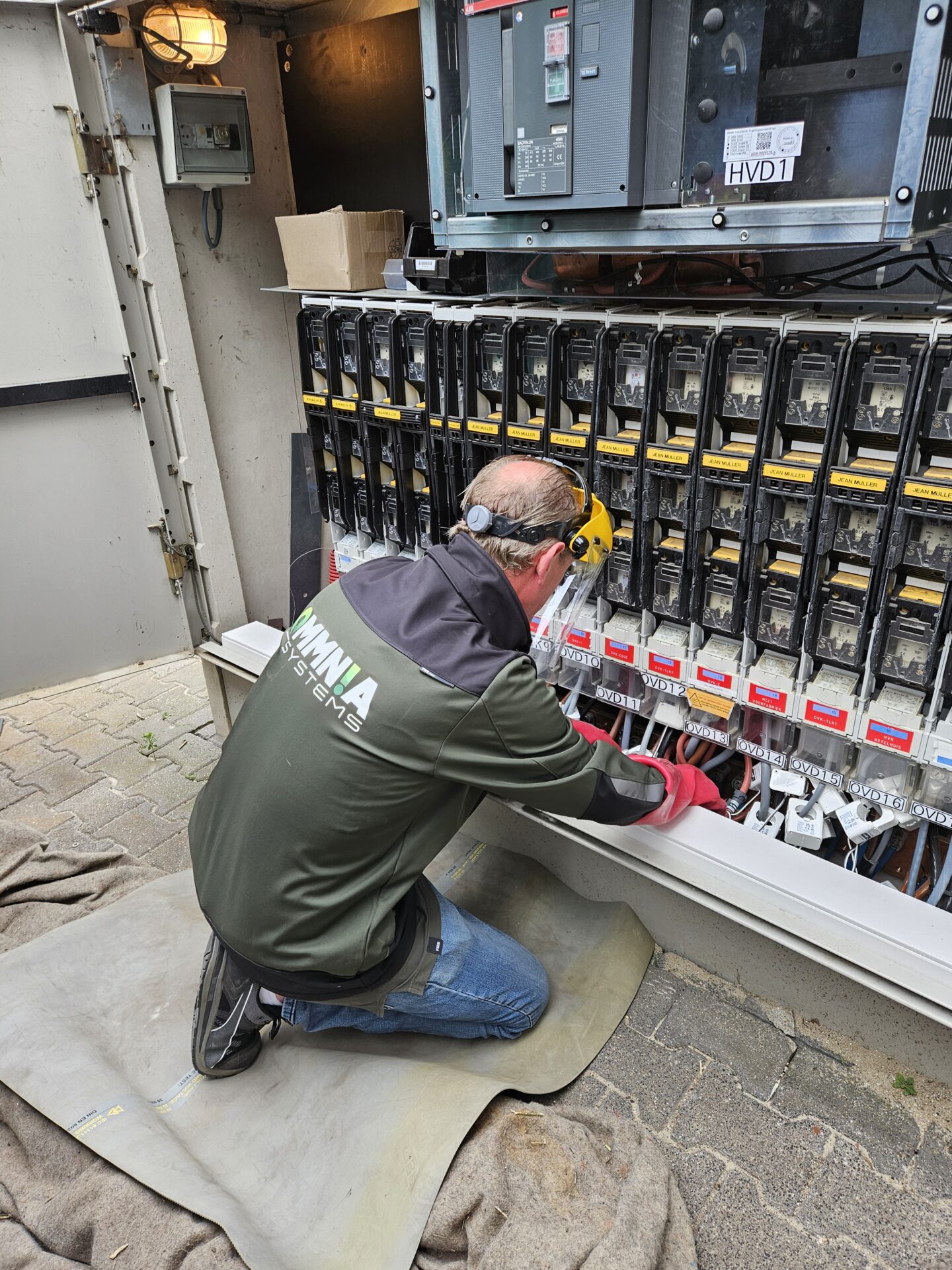 Medewerker van Ommnia Systems implementeert oplossing om netcongestie bij Globemilk te verminderen.